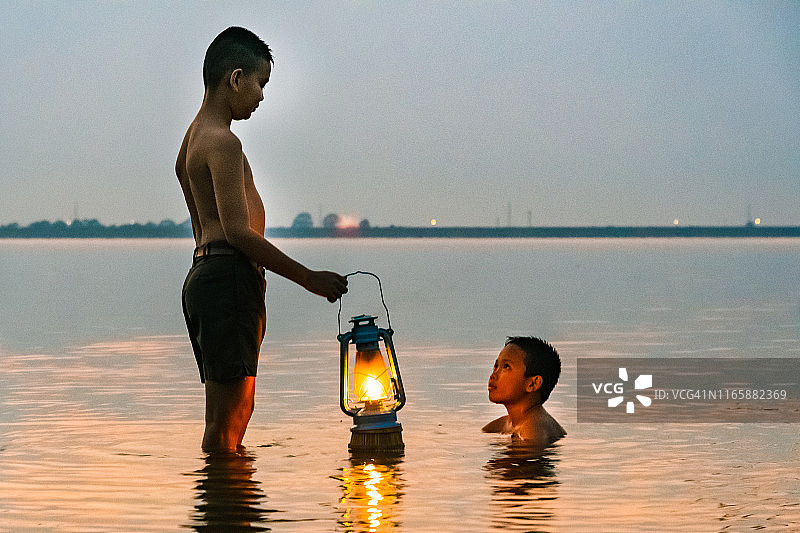 泰国班普拉湖渔民在钓鱼时的行动图片素材