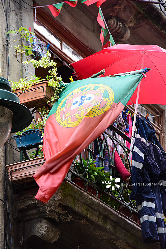 波尔图阳台上的葡萄牙国旗图片素材