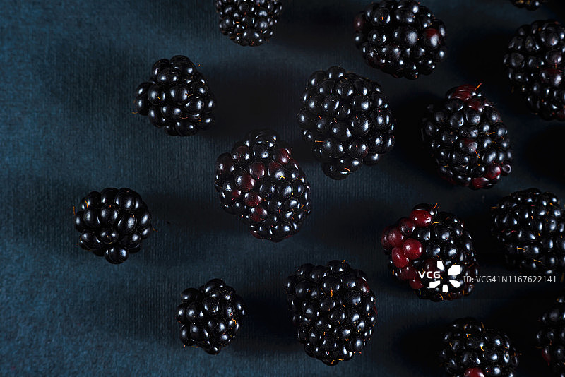 新鲜的黑莓，黑色背景的特写镜头。俯视图，平放图片素材