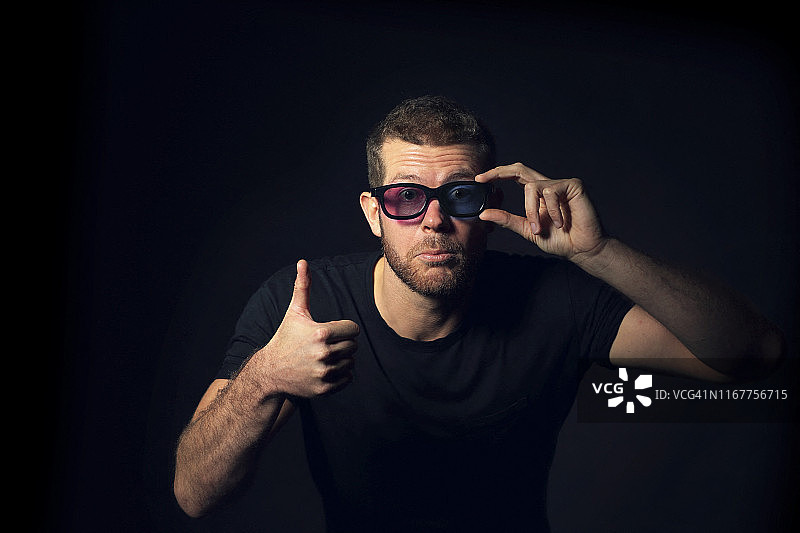 30岁的男人，戴着3D眼镜图片素材