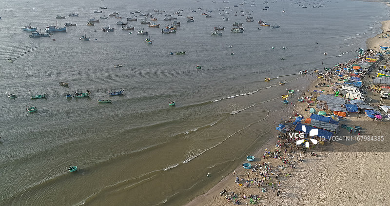 俯视图，无人机鸟瞰渔港市场图片素材