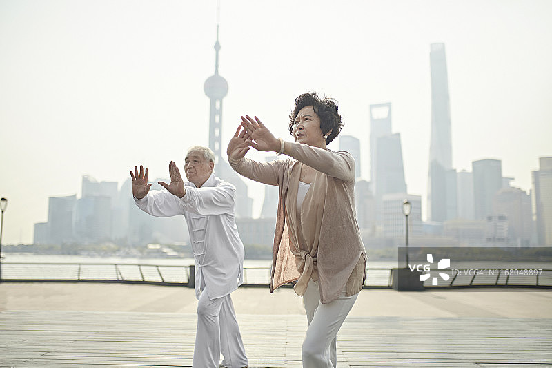 泰然自若的中国老夫妇在外滩打太极图片素材