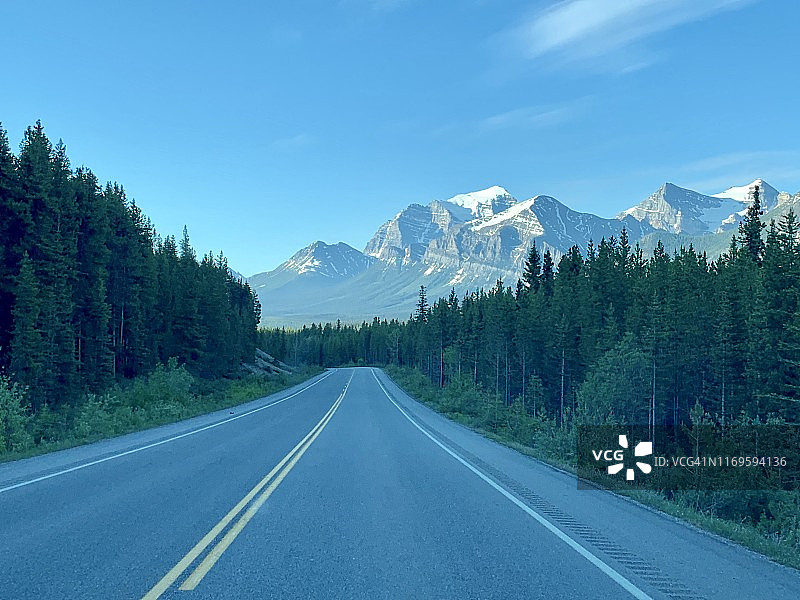 开车去加拿大的落基山脉图片素材