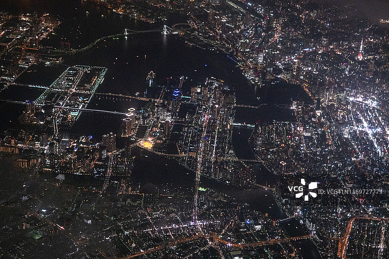 从飞机上鸟瞰东京湾和东京城市夜景图片素材