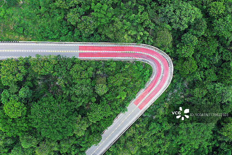通过森林的弯曲道路鸟瞰图。泰国的高山垭口。图片素材