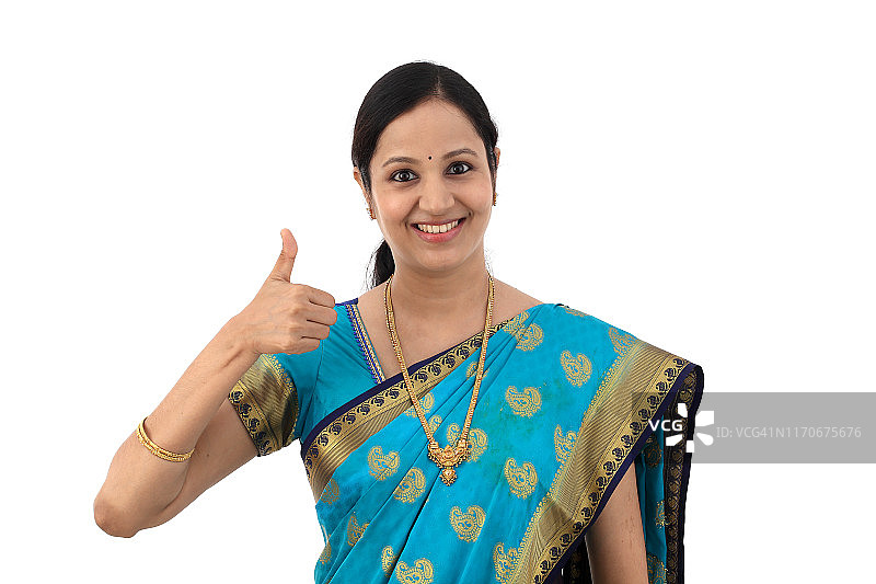 兴高采烈的传统印度妇女竖起大拇指图片素材