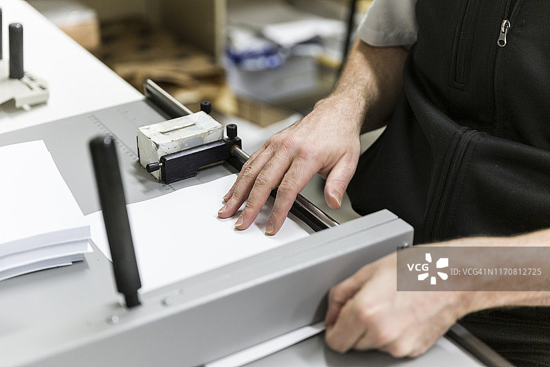 专业打印机用切纸机手动切纸图片素材