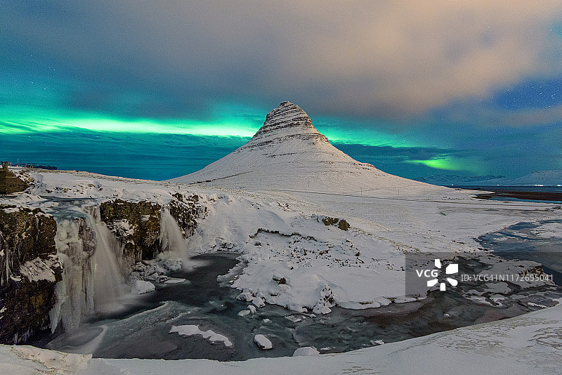 令人惊叹的北极光与冰岛的基尔朱费尔山在冬季图片素材