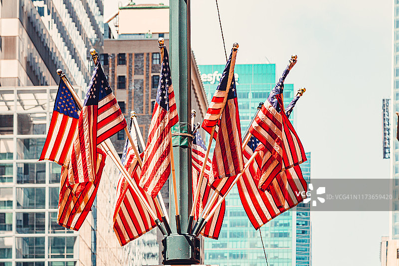 美国国旗在曼哈顿中城图片素材
