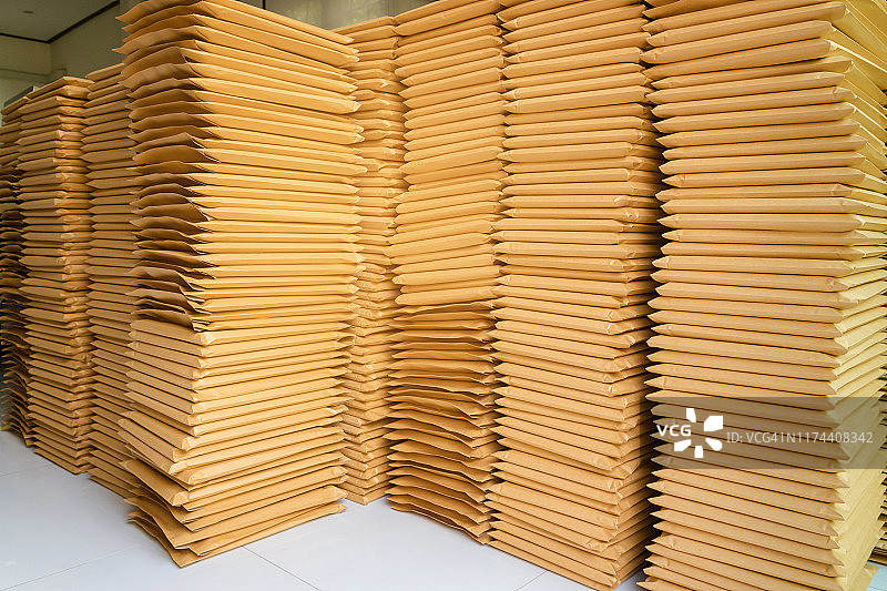 准备发邮件的一堆棕色信封。图片素材