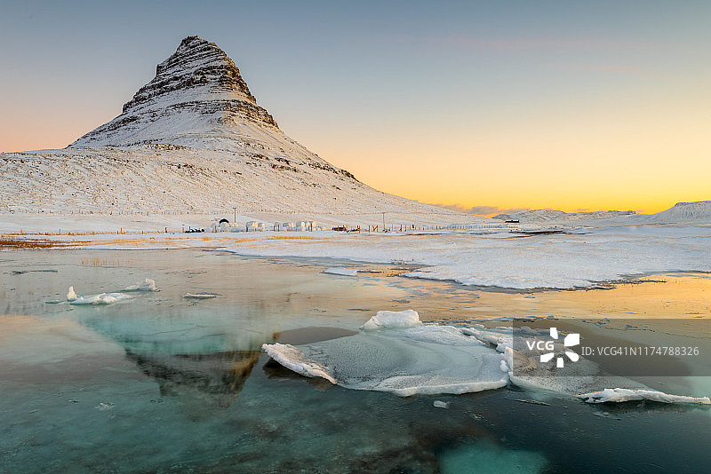 冰岛，snaefellness半岛，冬天美丽的Kirkjufell山的日出景象图片素材