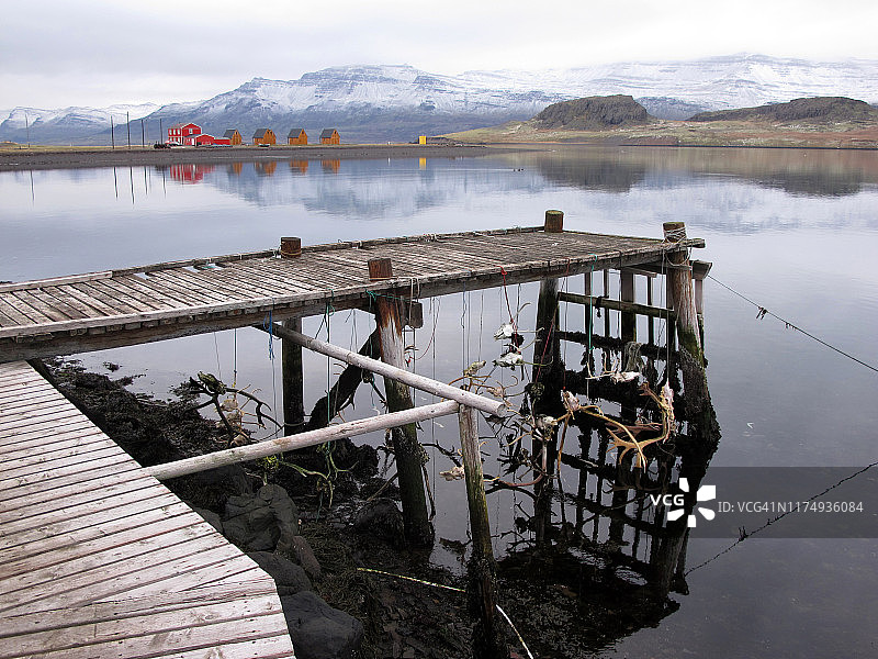 冰岛Eskifjörður海岸的一个木制码头下的驯鹿角图片素材