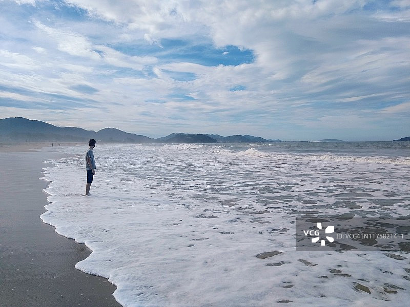 人走向大海- Florianópolis，圣卡塔琳娜-巴西图片素材