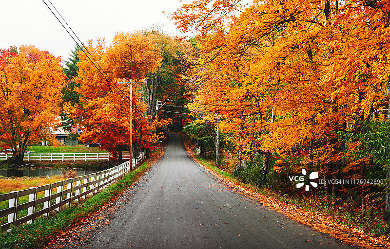 新英格兰的秋天之路图片素材