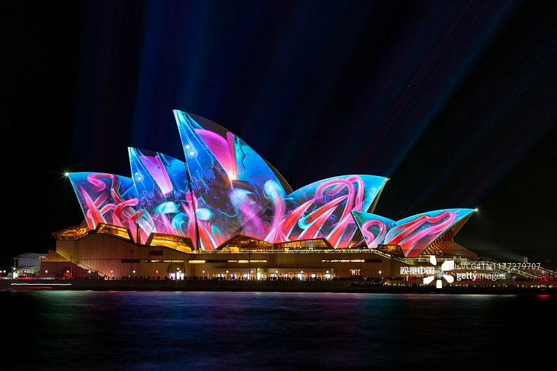 在一年一度的“生动悉尼节”上，著名的悉尼歌剧院被不同的设计和鲜艳的色彩所照亮。图片素材