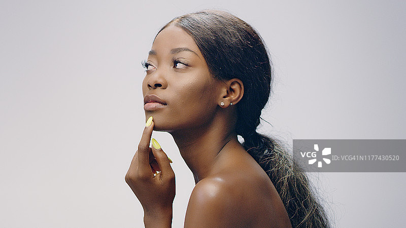 梦幻的非洲裔女性面部皮肤护理。光滑的皮肤图片素材