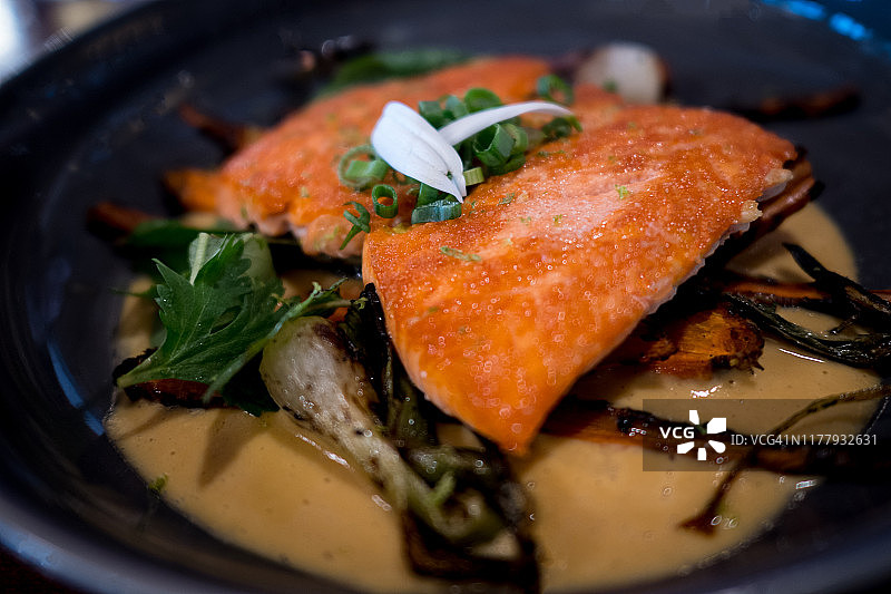 烤鲑鱼晚餐配蔬菜图片素材