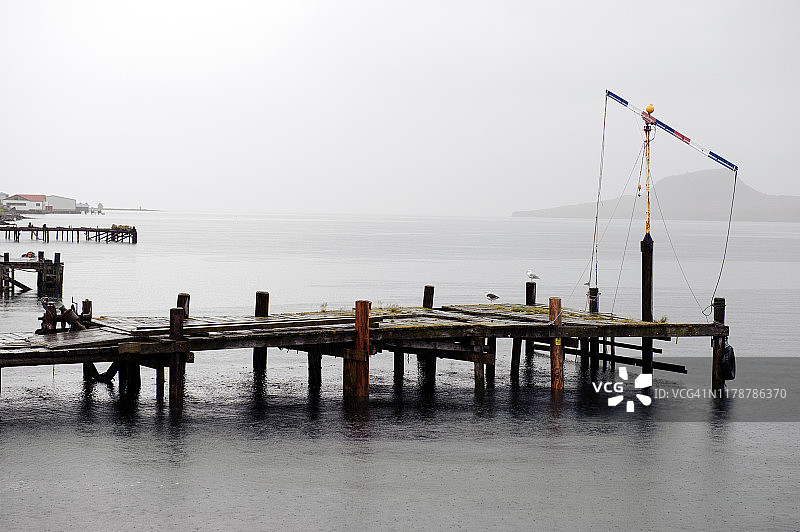 冰岛Eskifjörður峡湾的木制码头图片素材