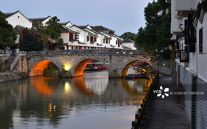 古老的中国城镇运河桥和黄昏的建筑，安徽，中国图片素材