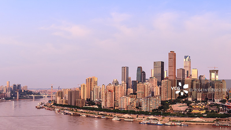 日出时分的现代都市天际线，重庆。图片素材