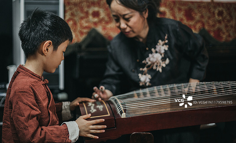 中国祖母和孙子和传统古筝图片素材