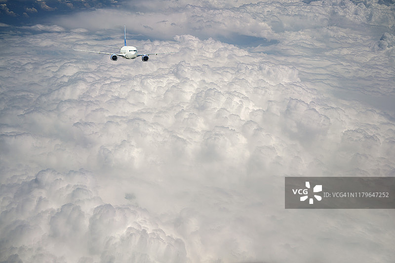商业飞机在云层上飞行图片素材