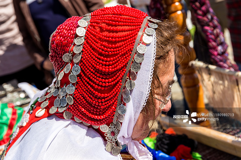 戴着漂亮的巴什基尔民族头饰的老妇人图片素材