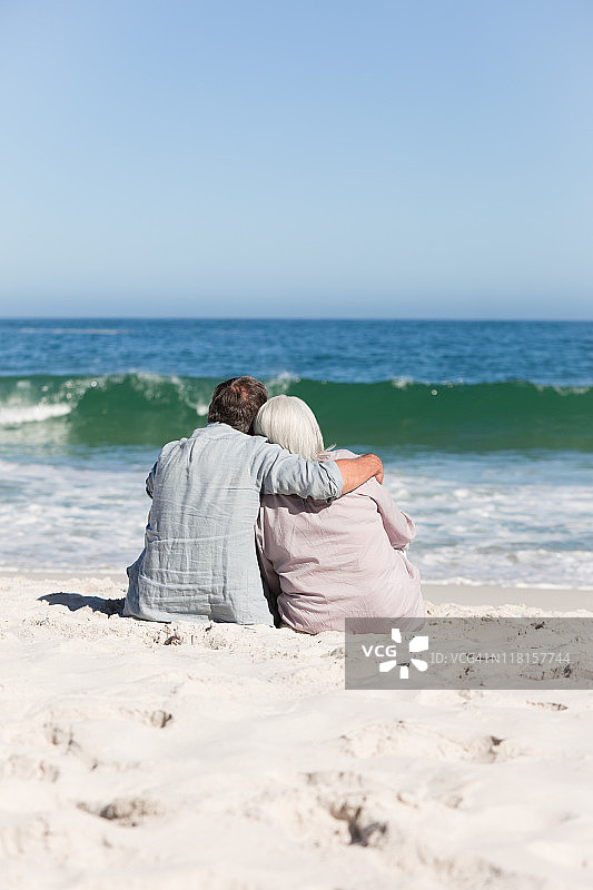 老夫妇坐在海滩上图片素材