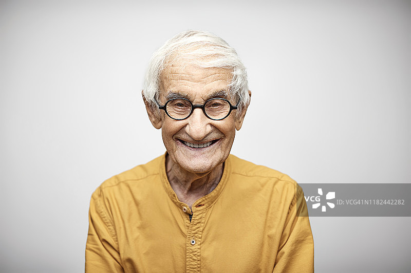 一位白发老人的肖像图片素材
