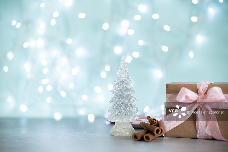 时尚礼品或礼品盒与金色蝴蝶结和星星五彩纸屑在粉红色的蜡笔桌顶视图。生日、圣诞节或婚礼用的平铺排版。图片素材