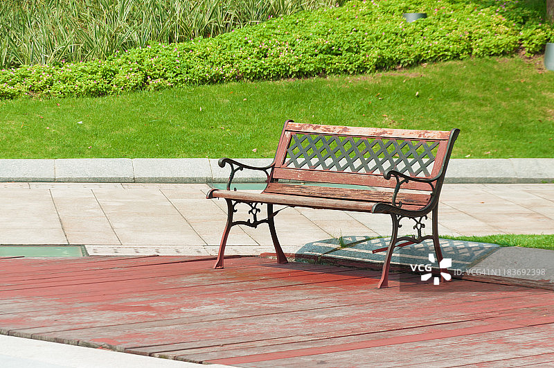 中国广州华城广场的木制公园长椅和木制小路。图片素材