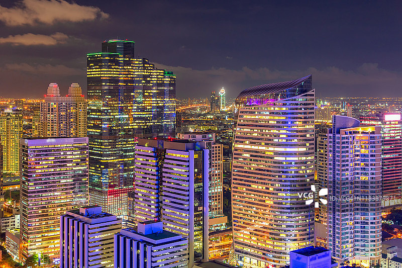 鸟瞰图曼谷市中心的现代办公大楼与夜间时间图片素材