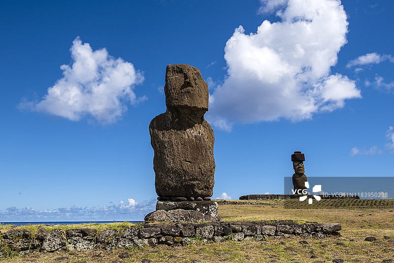智利拉帕努伊的两个胡塔海摩艾雕像图片素材