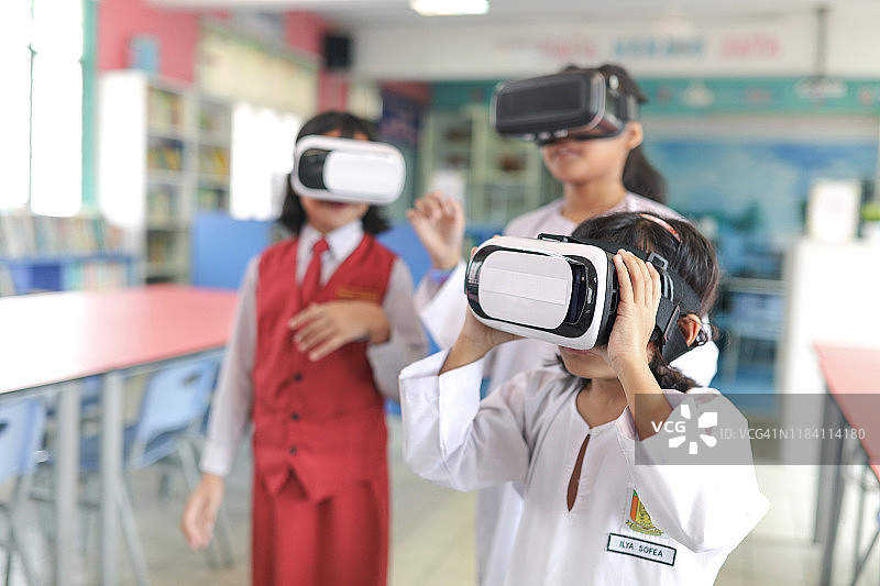 小学生在课堂上使用VR图片素材