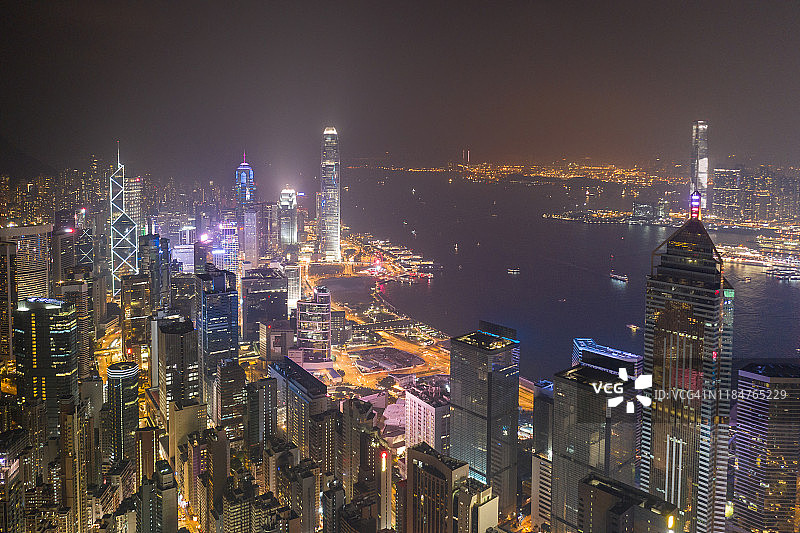 香港维多利亚港旁的香港中央商务区夜景，令人叹为观止图片素材
