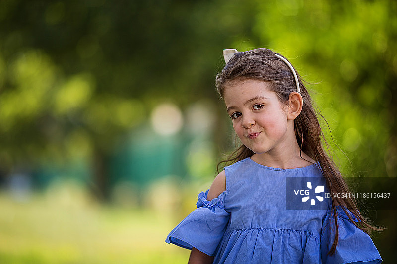 可爱的小女孩在公园微笑的特写图片素材
