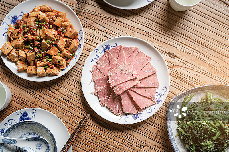 餐桌上的牛肉片和豆腐/山西平遥图片素材