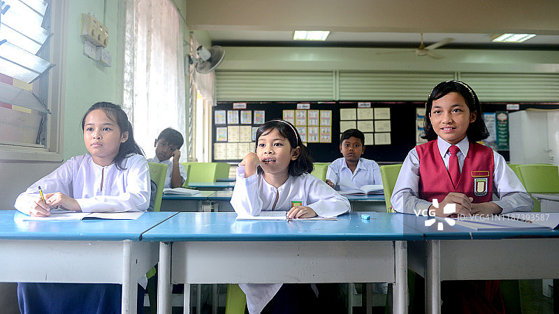 亚洲学校的孩子在学校的教室里图片素材