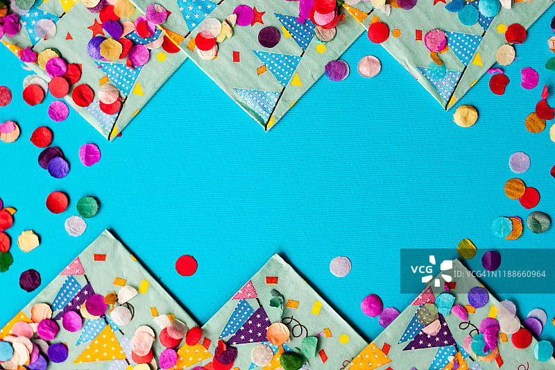 五彩缤纷的节日五彩纸屑平铺背景框贺卡为生日聚会，节日或狂欢节。图片素材