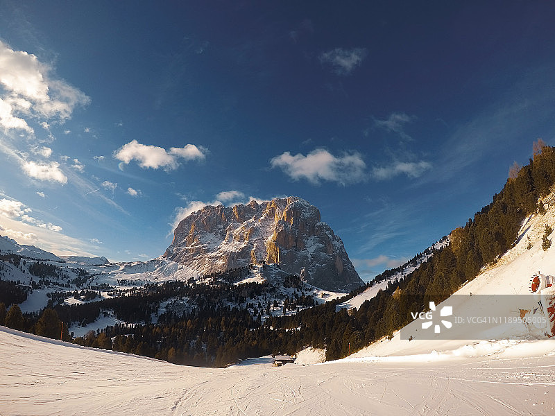 冬季的萨索伦戈峰，滑雪胜地瓦尔加迪纳，塞拉隆达赛道，意大利白云石图片素材