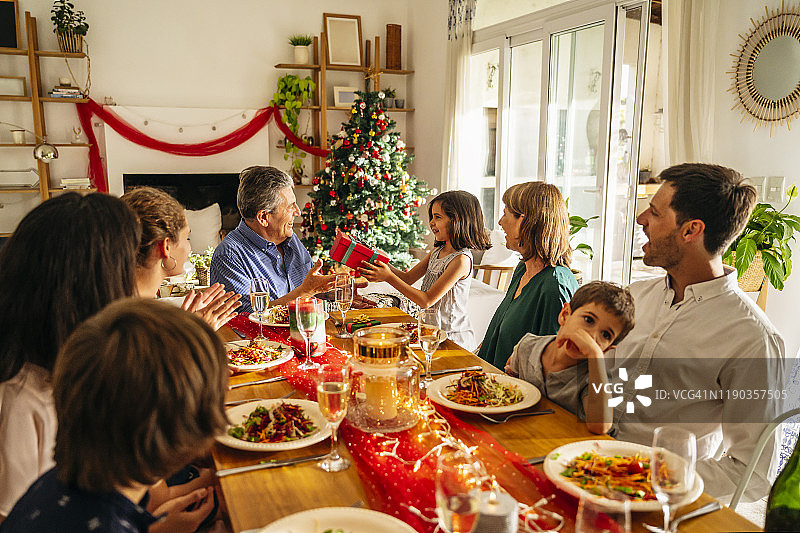 西班牙家庭享受圣诞晚餐和礼物图片素材