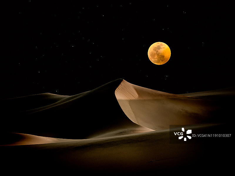 月亮在沙漠沙丘，加利福尼亚，美国图片素材