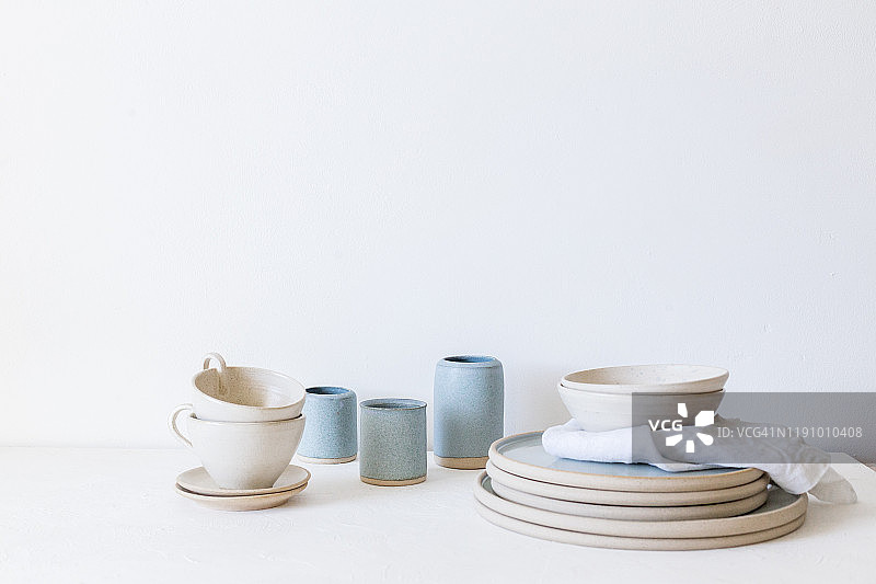 盘子，盘子，碗和花瓶的安排图片素材
