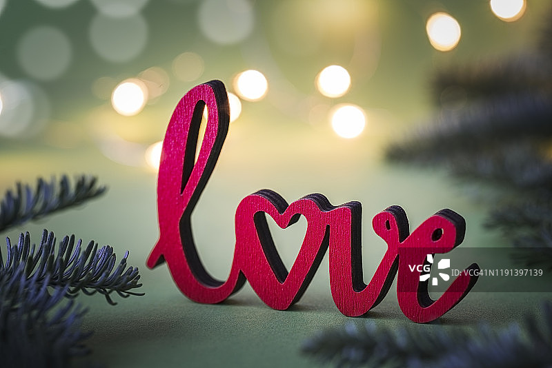 圣诞背景中的木制字母中的“爱”一词。图片素材