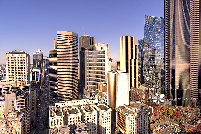 白天的西雅图城市中心天际线与办公大楼和摩天大楼。图片素材