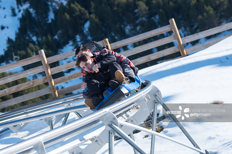 阳光明媚的一天，人们在安道尔格兰德瓦利拉滑雪站的魔术玻璃里玩得很开心。Canillo,安道尔。图片素材