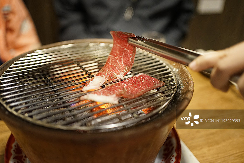 烤制日式和牛肉串，放在火上烤盘上图片素材