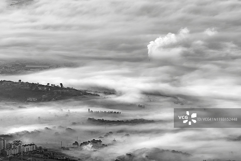 雾和污染覆盖城市山谷图片素材
