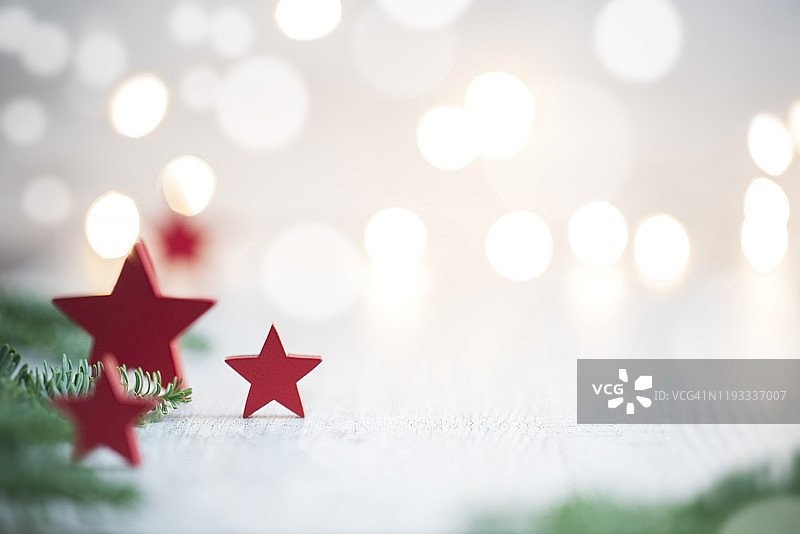 圣诞背景与红色星星和红色圣诞球与仙女灯。图片素材