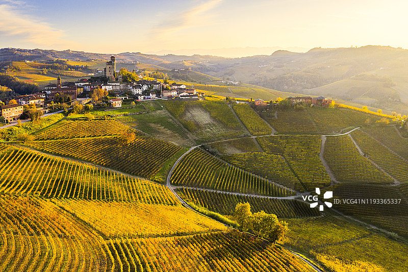 鸟瞰秋天的Serralunga d'Alba村。巴罗洛葡萄酒产区，朗贺，皮埃蒙特，意大利，欧洲。图片素材